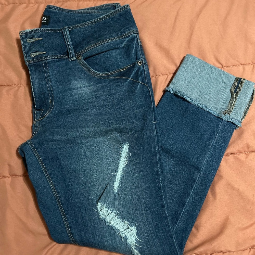 Stylish Distressed Cropped Jeans in Blue